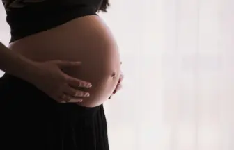息子の子供を妊娠し堕胎する母親